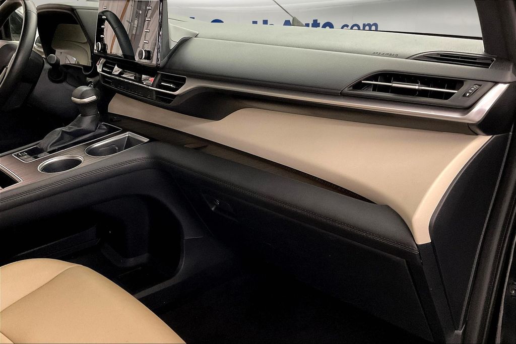 2023 Toyota Sienna XLE photo 15