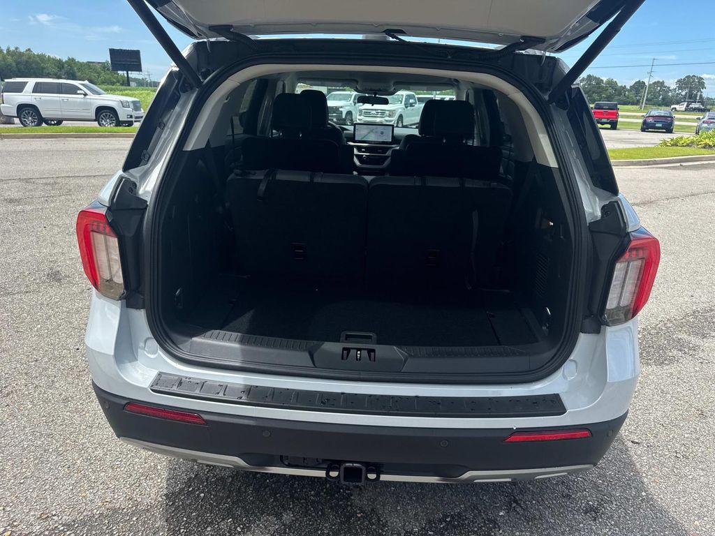 2025 Ford Explorer photo 4