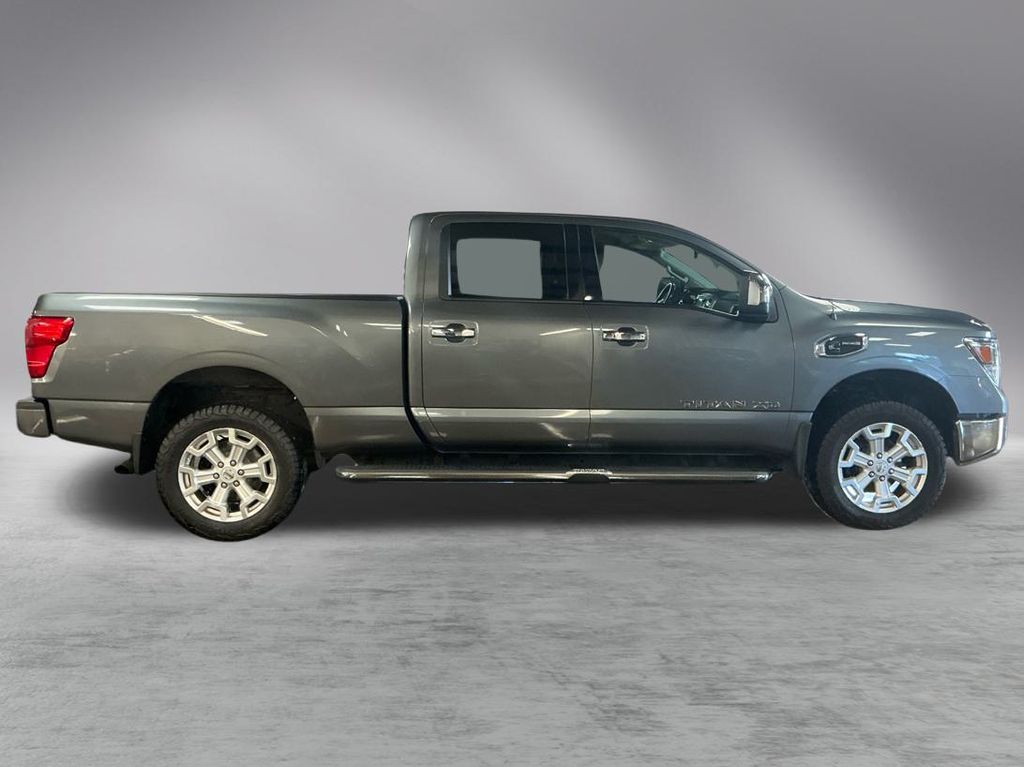 2017 Nissan Titan SL photo 4