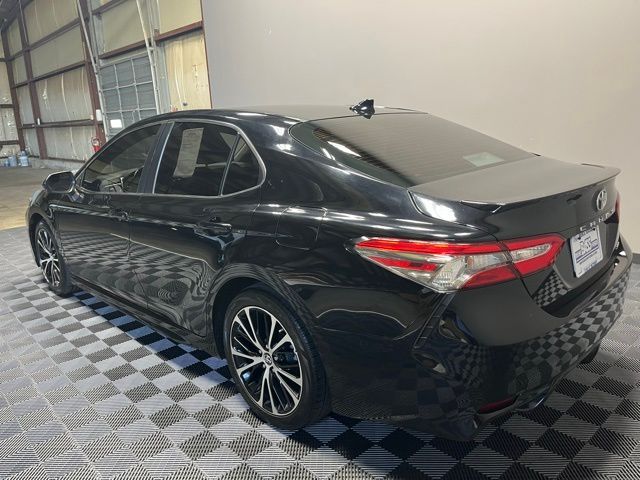 2019 Toyota Camry SE photo 3