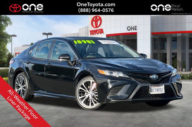 2020 Toyota Camry SE's photo