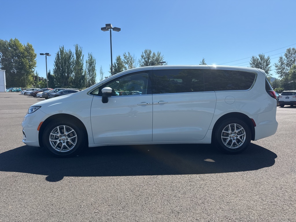2023 Chrysler Pacifica Touring L photo 4