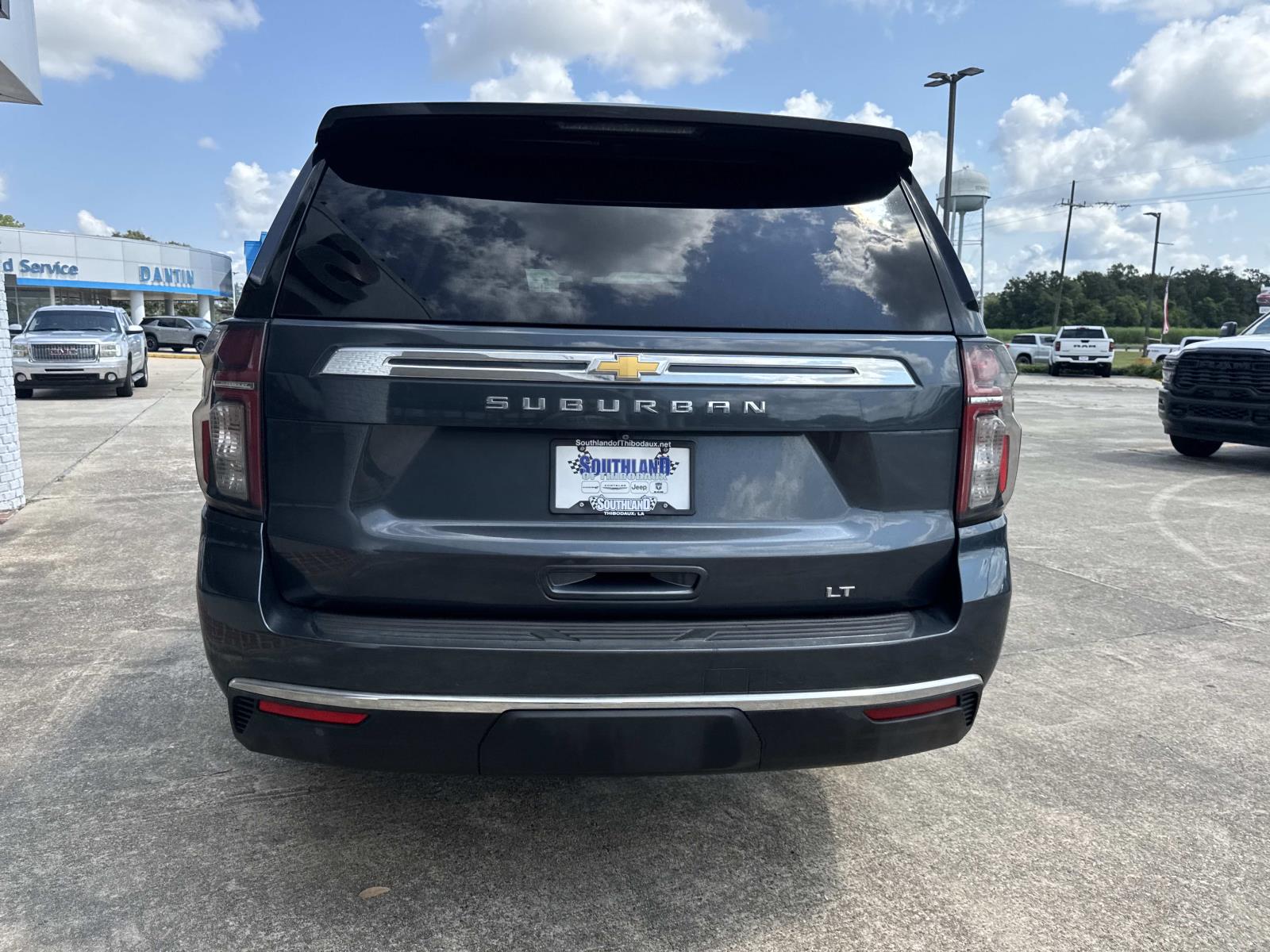 2021 Chevrolet Suburban LT photo 3