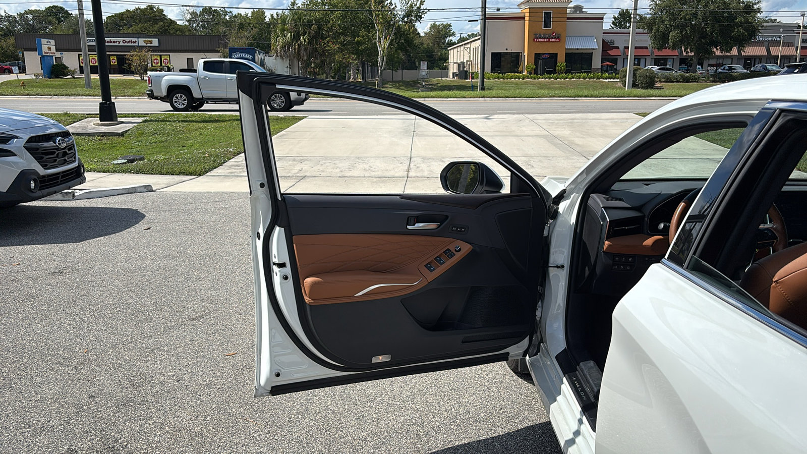 2020 Toyota Avalon Limited photo 10