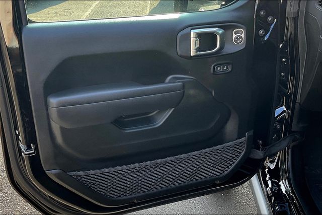 2025 Jeep Wrangler Rubicon photo 18