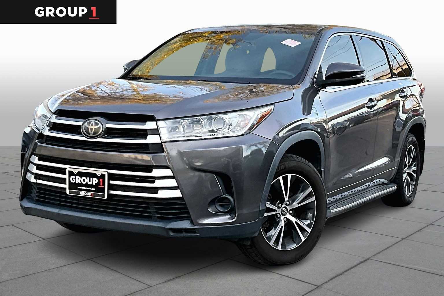 2017 Toyota Highlander LE's photo