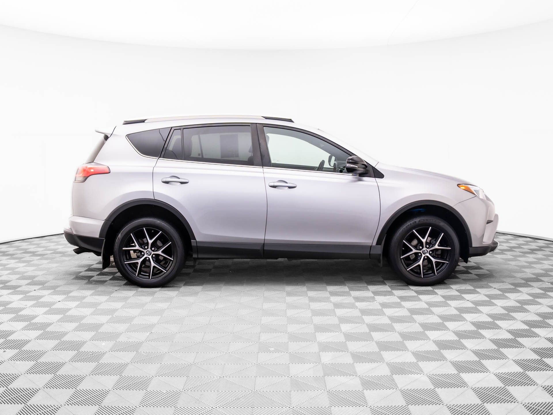 2016 Toyota RAV4 SE photo 4