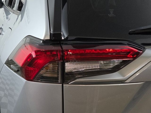 2020 Toyota RAV4 Hybrid XSE photo 12