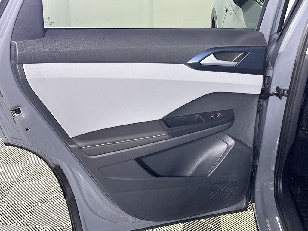 2024 Volkswagen Taos SE photo 18