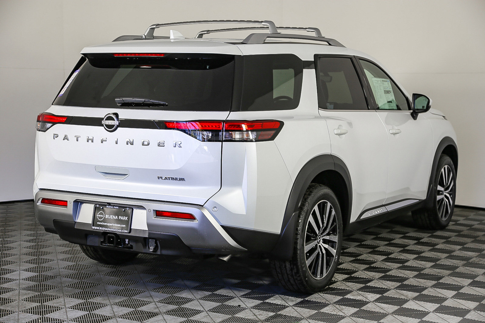 2025 Nissan Pathfinder Platinum photo 9