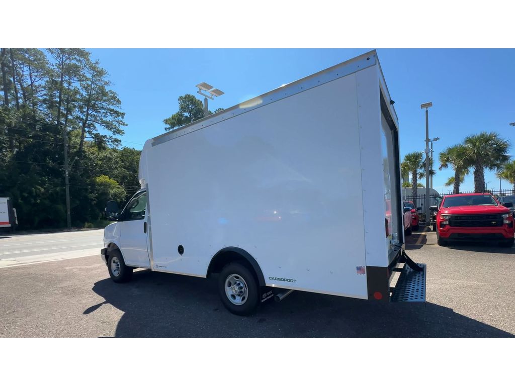 2025 Chevrolet Express Cutaway 3500 photo 3