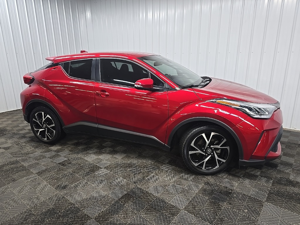 2022 Toyota C-HR XLE's photo