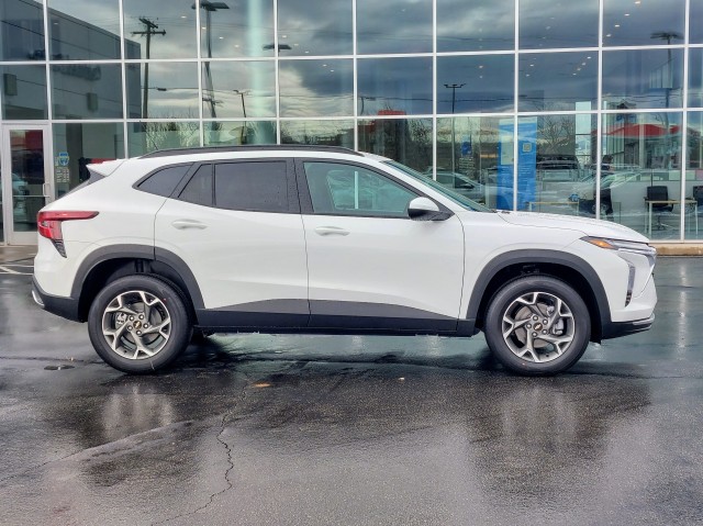 2025 Chevrolet Trax LT photo 4
