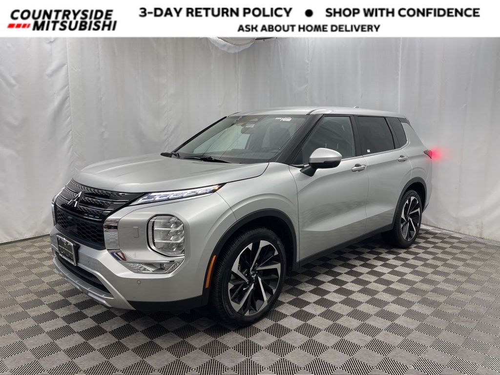 2024 Mitsubishi Outlander SE's photo