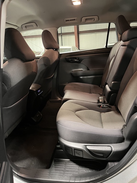 2024 Toyota Highlander LE photo 11