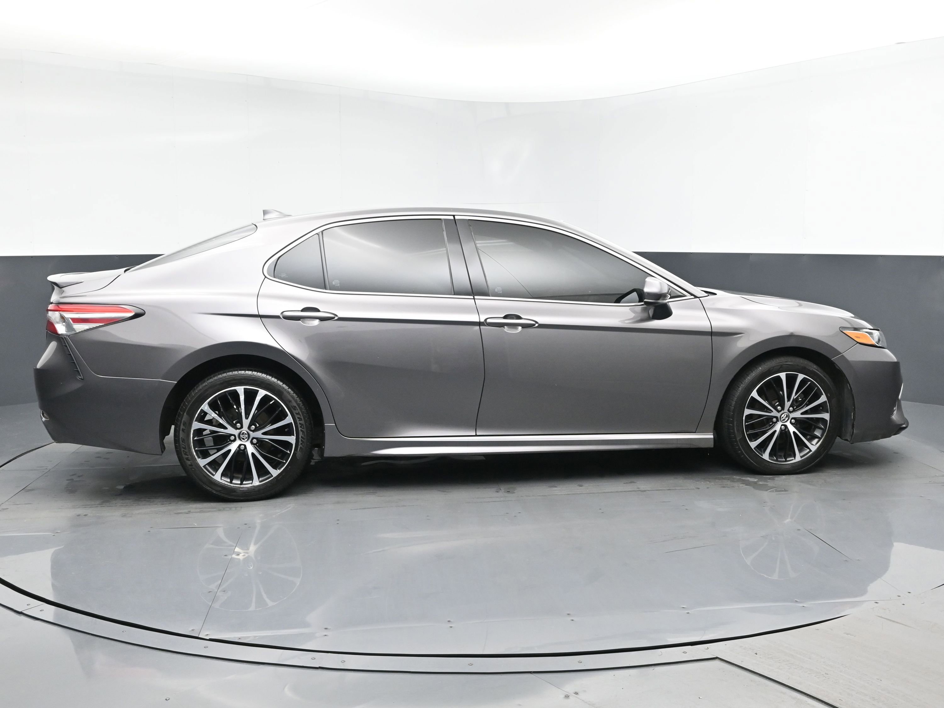 2020 Toyota Camry SE photo 3