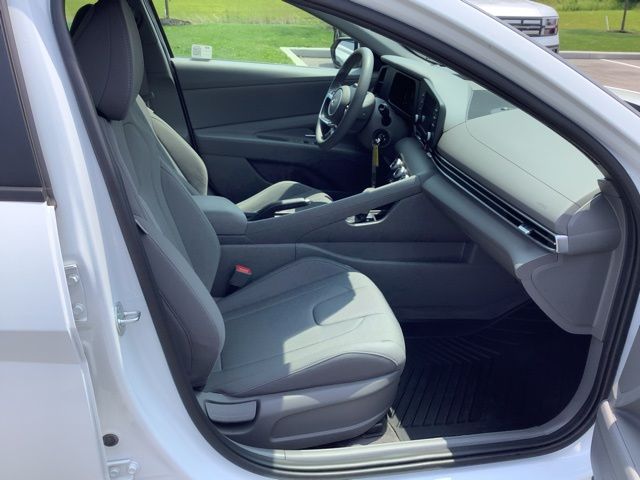 2024 Hyundai Elantra SE photo 12