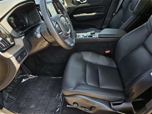 2022 Volvo XC60 B5 Momentum photo 21