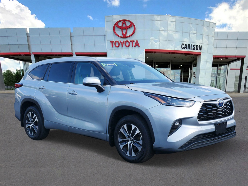 Used 2022 Toyota Highlander XLE with VIN 5TDHBRCH4NS544380 for sale in Minneapolis, Minnesota
