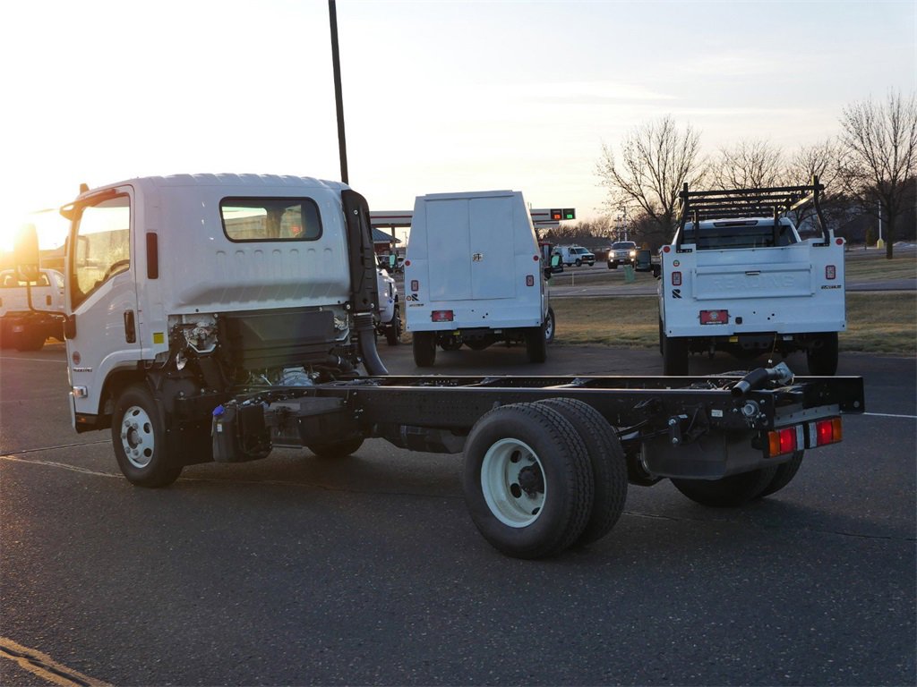 2025 Chevrolet Silverado 4500HD photo 2