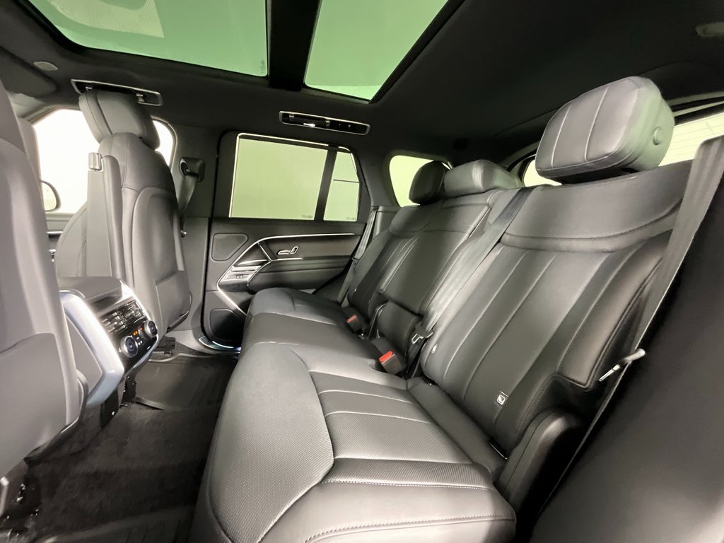 2025 Land Rover Range Rover SE photo 4