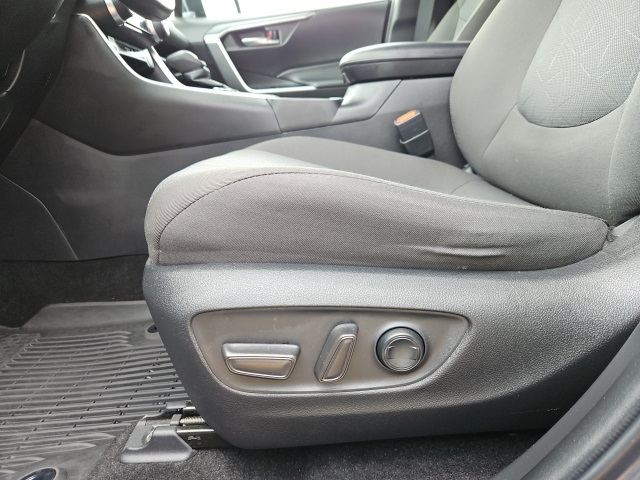 2022 Toyota RAV4 Hybrid XLE photo 23