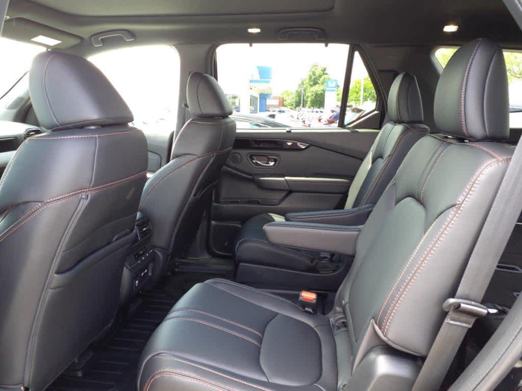 2025 Honda Pilot TrailSport photo 3