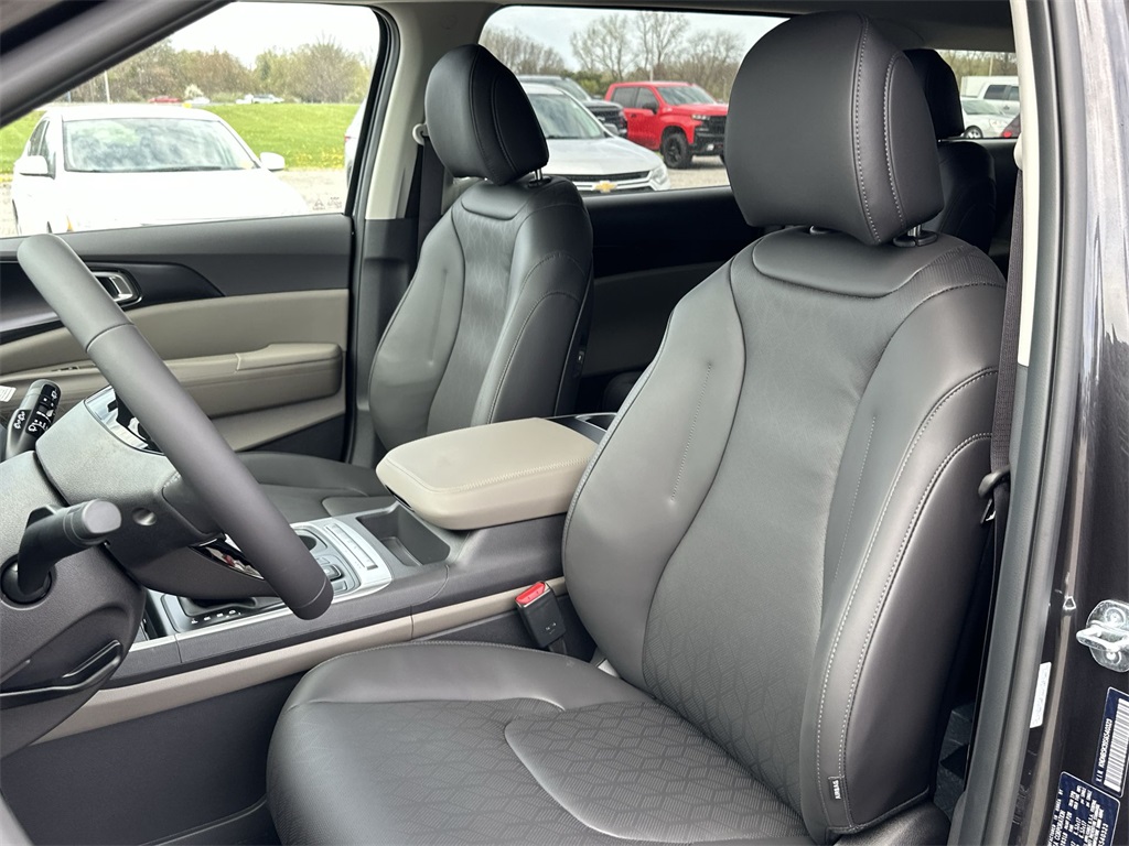 2025 Kia Carnival LXS photo 11