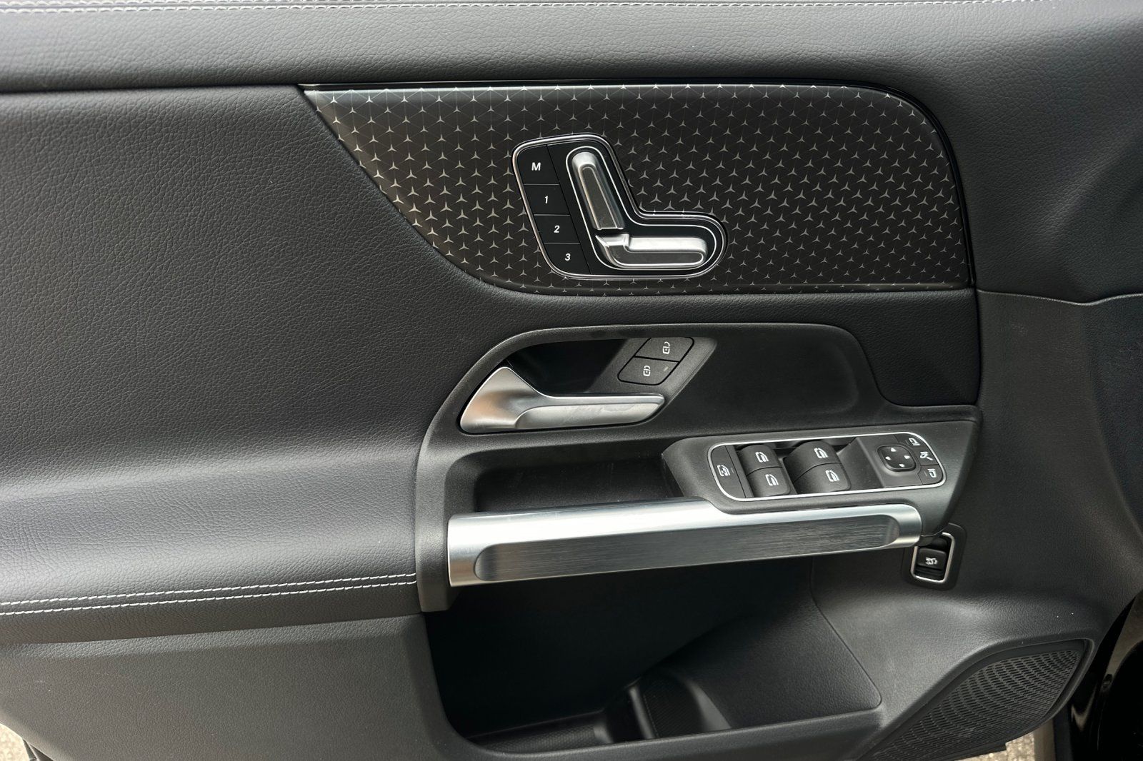 2025 Mercedes Benz GLB 250 photo 18