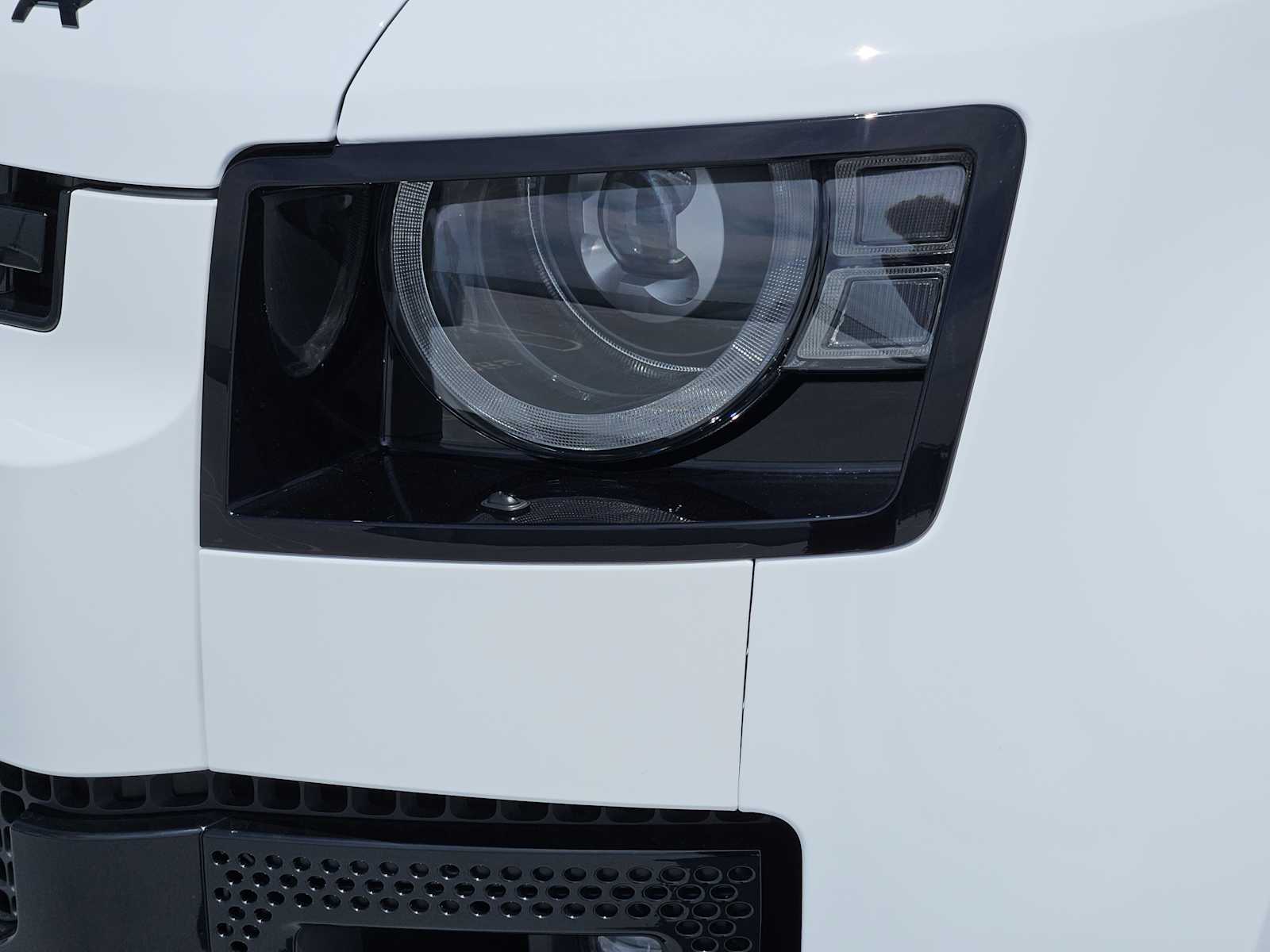 2025 Land Rover Defender 110 X-Dynamic SE photo 8
