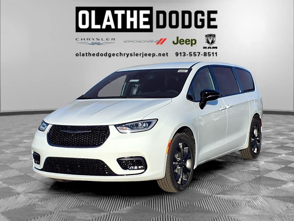 2026 Chrysler Pacifica Select's photo