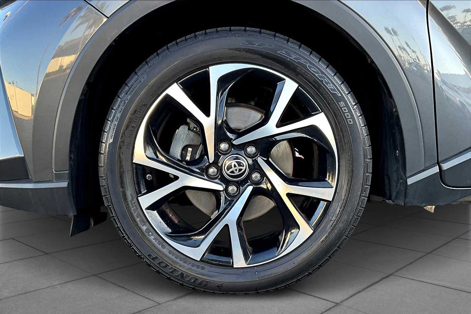 2022 Toyota C-HR XLE photo 10