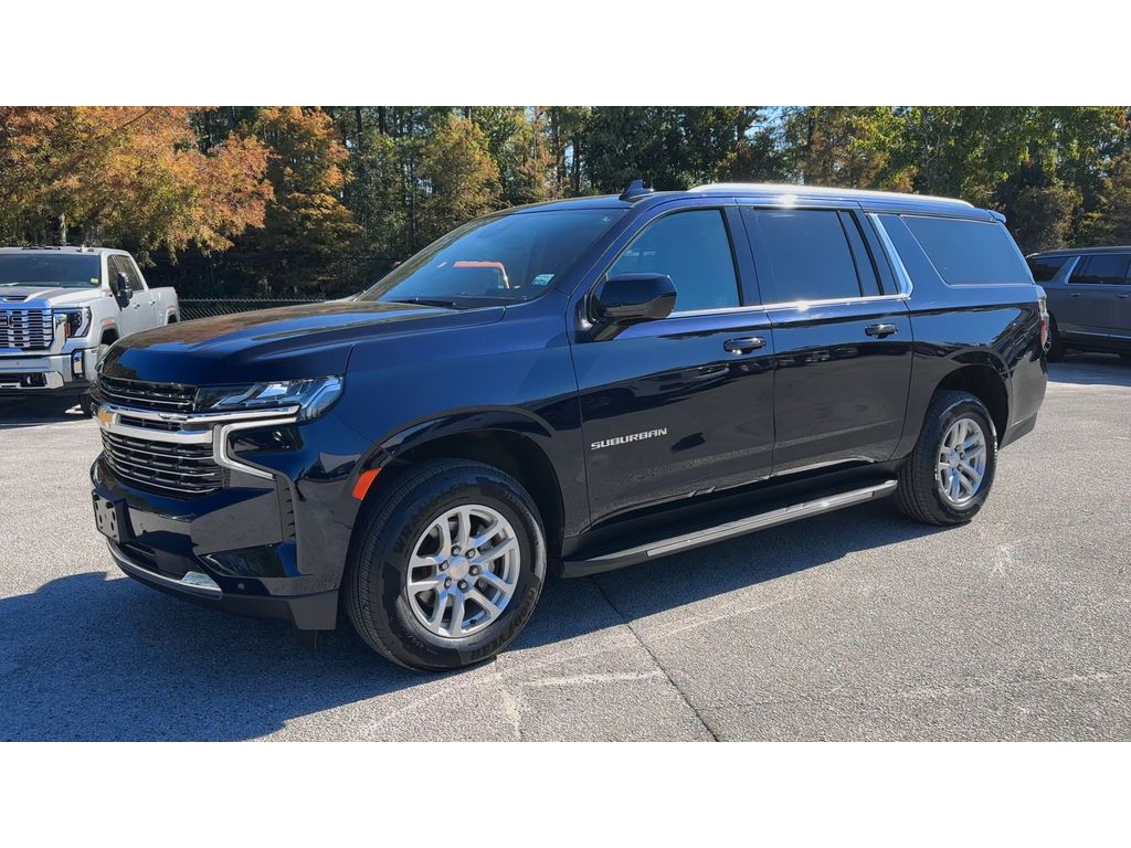 2023 Chevrolet Suburban LT photo 2
