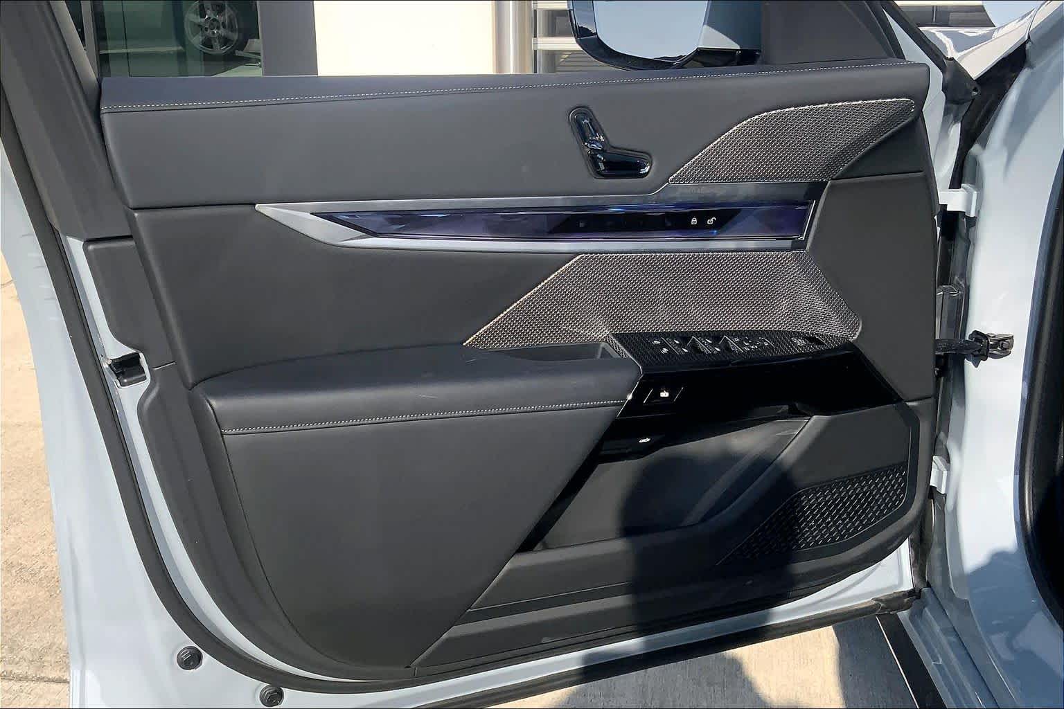 2025 BMW 7 Series 750e - Photo 25