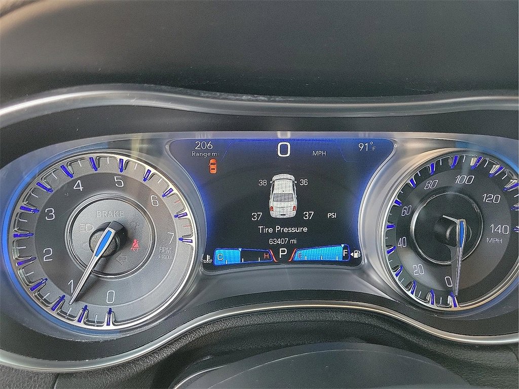 2018 Chrysler 300 Touring photo 17