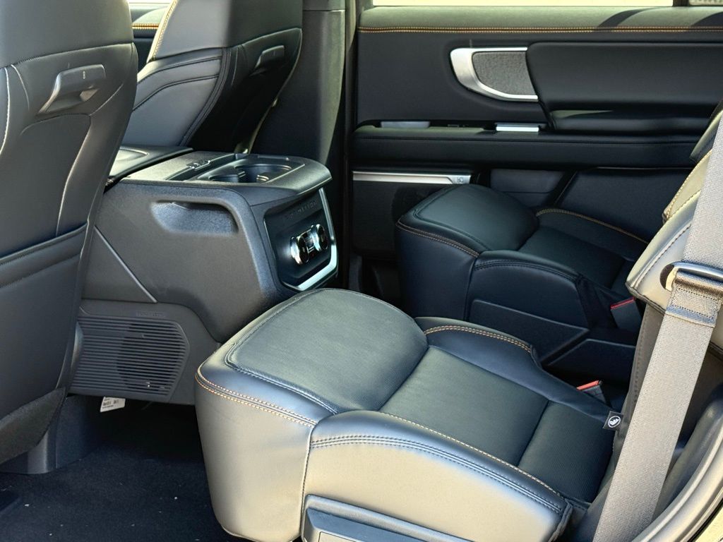 2025 Ford Expedition photo 7