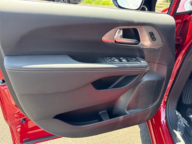 2026 Chrysler Pacifica photo 8