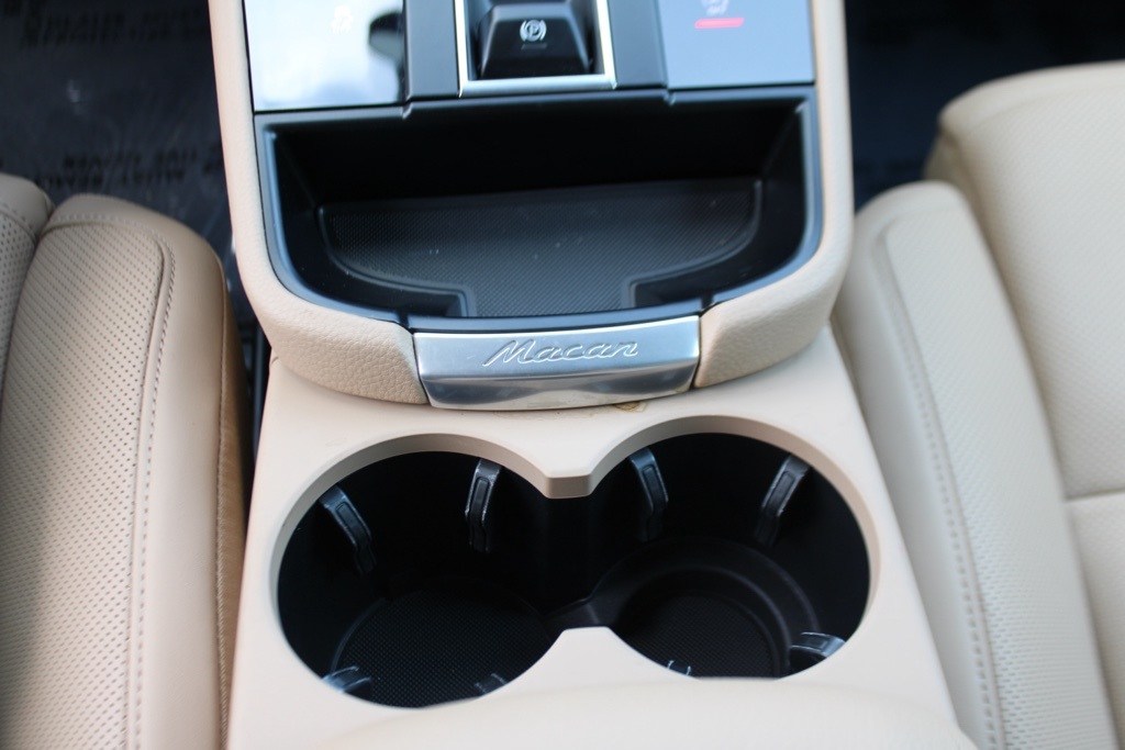 2025 Porsche Macan T photo 17