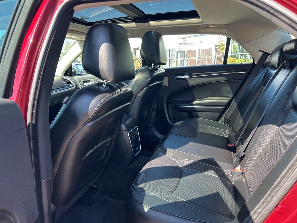 2017 Chrysler 300 C photo 9