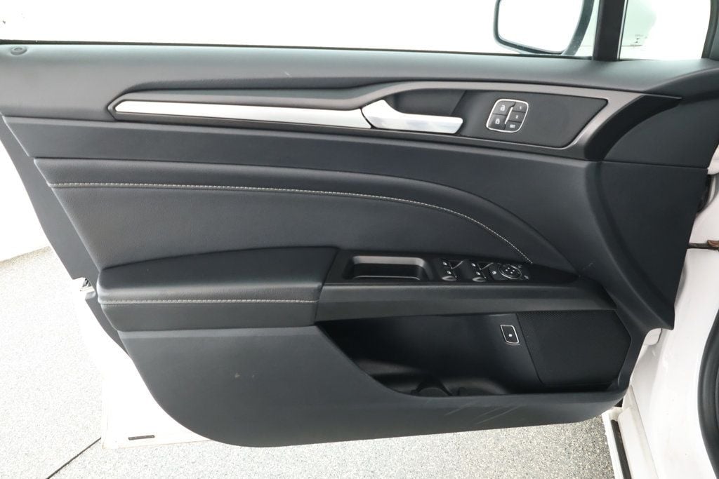 2020 Ford Fusion Titanium Plug-In Hybrid photo 9