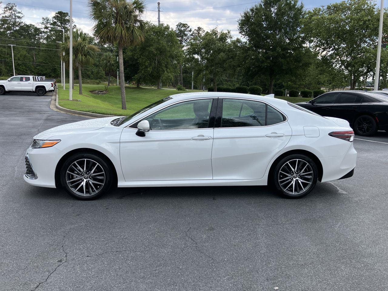 2022 Toyota Camry Hybrid XLE photo 2