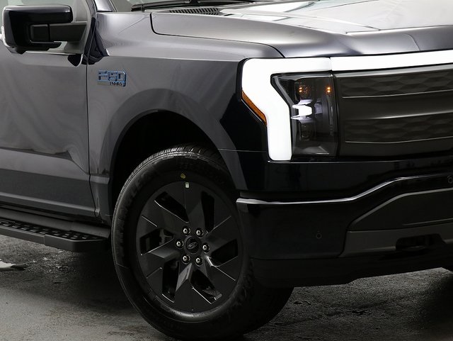 2025 Ford F-150 Lightning Lariat photo 3