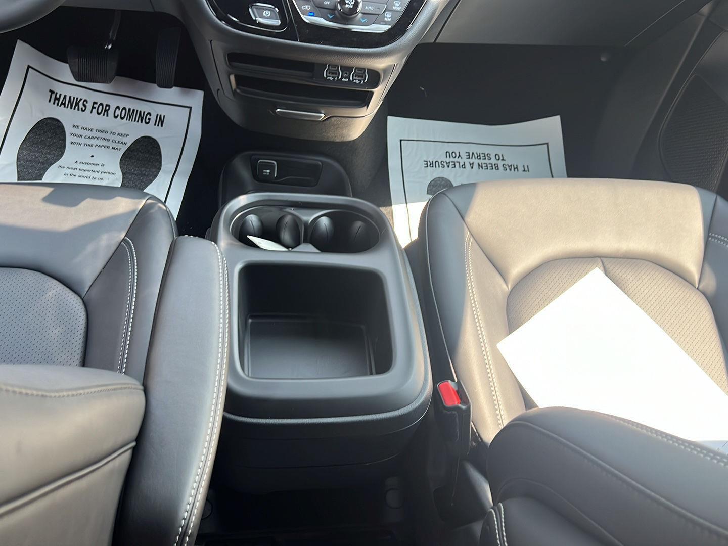 2025 Chrysler Pacifica photo 18