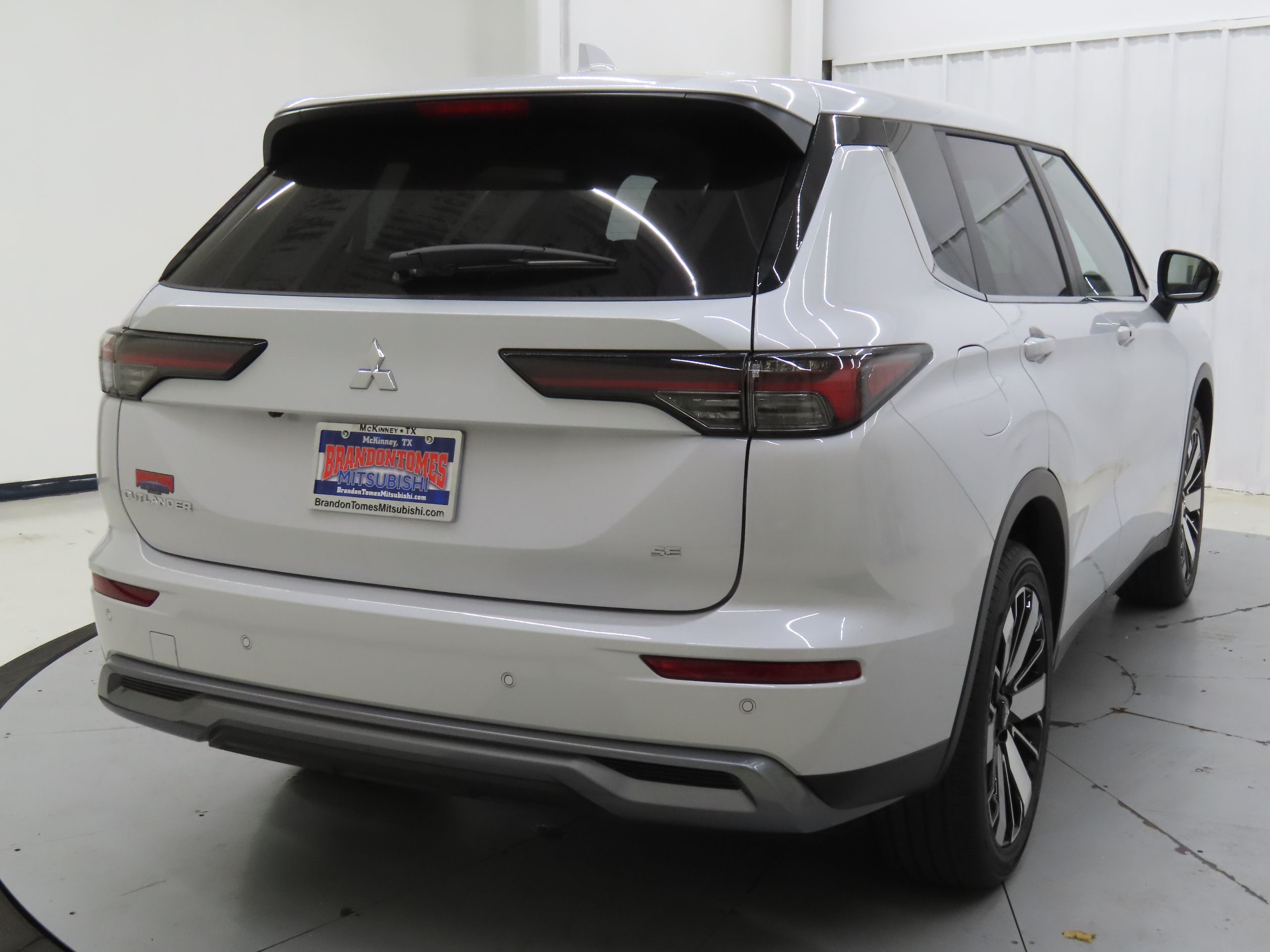 2025 Mitsubishi Outlander SE photo 2