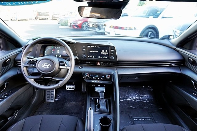 Used 2025 Red Hyundai SEL Sport image 16