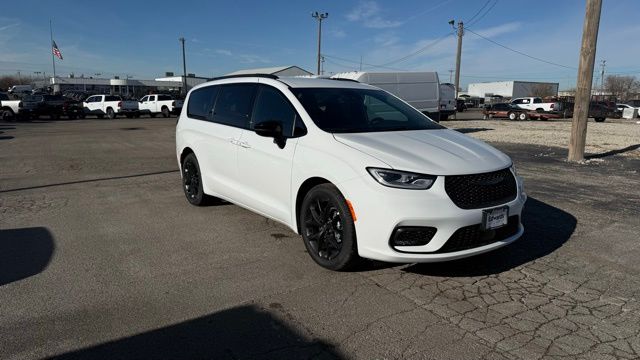 2026 Chrysler Pacifica Select's photo