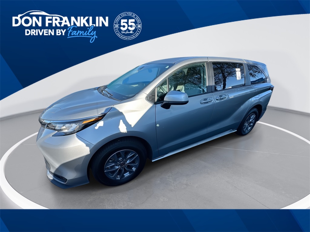 2022 Toyota Sienna LE's photo