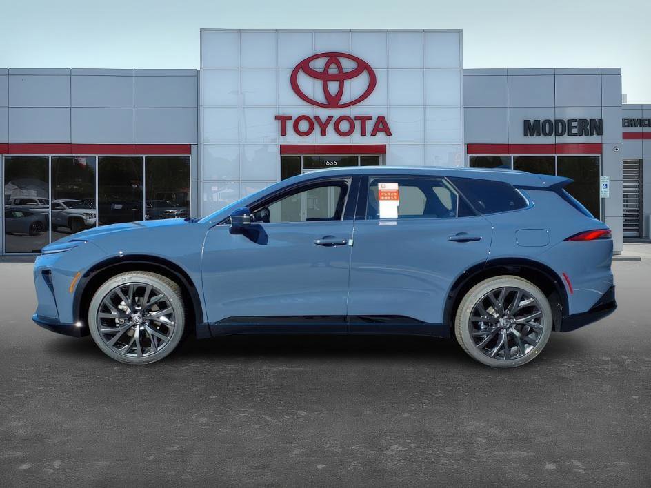 2025 Toyota Crown Signia Limited photo 3