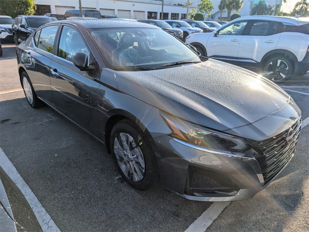 2025 Nissan Altima S photo 2