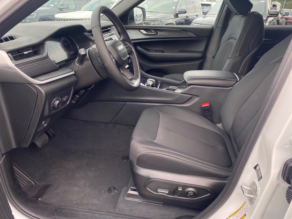 2025 Jeep Grand Cherokee Laredo X photo 3